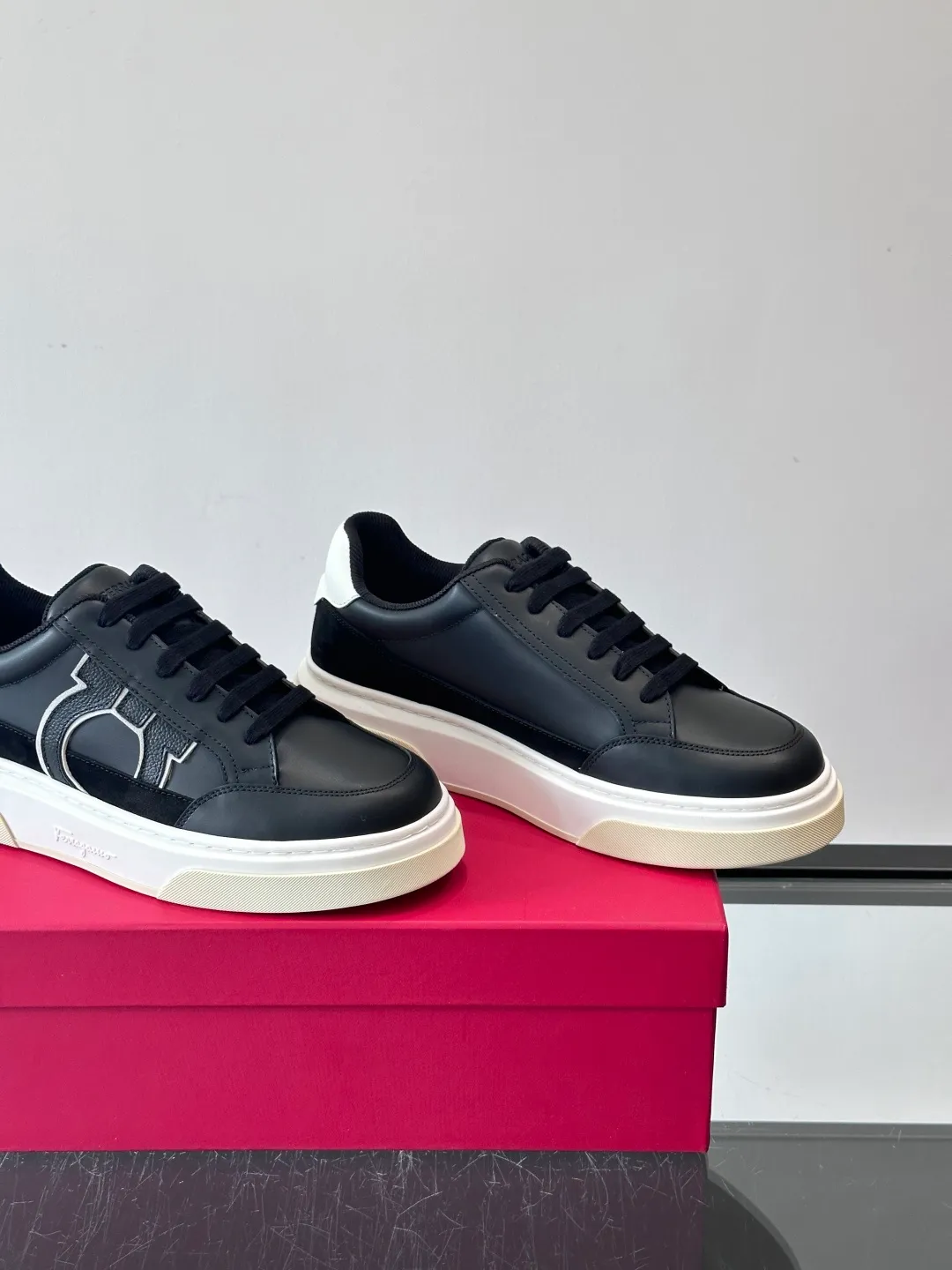 P420 Ferragamo Gancini sneakers Men's Ferragamo Gancini series low-top sneakers, leather + suede stitching, with the iconic Gancini buckle on the side, simple and classy. The thick-soled design is comfortable to wear and can quietly increase your height. It is very versatile for daily casual wear! ◎size: 38-46 (45.46 is custom-made and cannot be returned or exchanged) No. 004